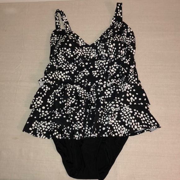Croft&Barrow Other - Cute ruffled one piece bathing suit w/ design